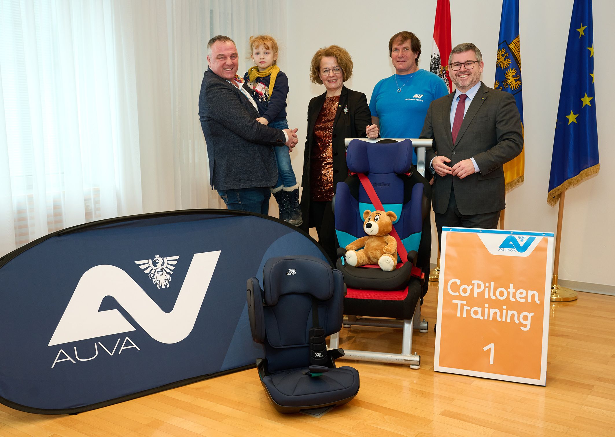 Die beiden Landesräte Christiane Teschl-Hofmeister (Mi.) und Ludwig Schleritzko (re.) hoffen, dass sich die Sicherheit der Kinder mit den Trainings erhöht.