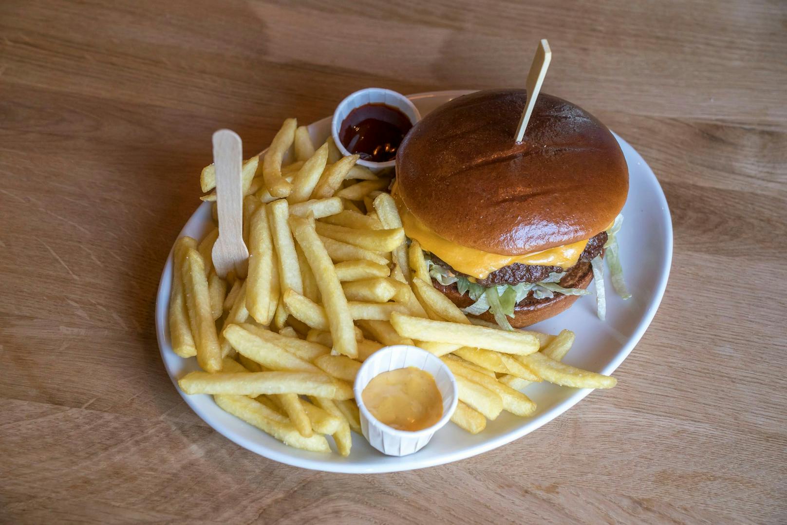 Den Cheese Burger mit Pommes, gibt es auch halal