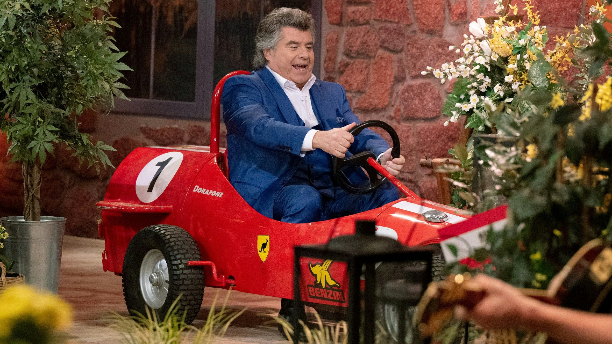 SWR Fernsehen SCHLAGER-SPASS MIT ANDY BORG FOLGE 54, am Samstag (01.04.23) um 20:15 Uhr. Beim "Schlager-Spaß mit Andy Borg" gibt der Sänger und Entertainer wieder ordentlich Gas in der gemütlichen Weinstube. © SWR/Kerstin Joensson, honorarfrei - Verwendung gemäß der AGB im engen inhaltlichen, redaktionellen Zusammenhang mit genannter SWR-Sendung bei Nennung "Bild: SWR/Kerstin Joensson" (S2+). SWR Presse/Bildkommunikation, Baden-Baden, Tel: 07221/929-26868, foto@swr.de