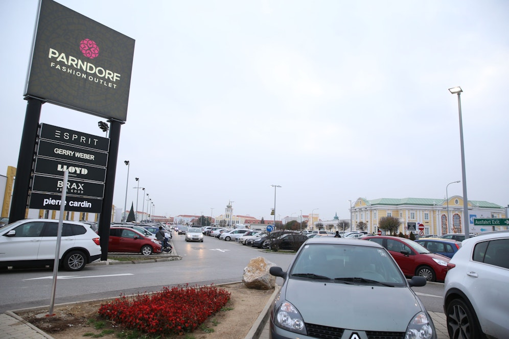 Im Outletcenter in Parndorf konnte das diebische Duo festgenommen werden. (Archivbild)