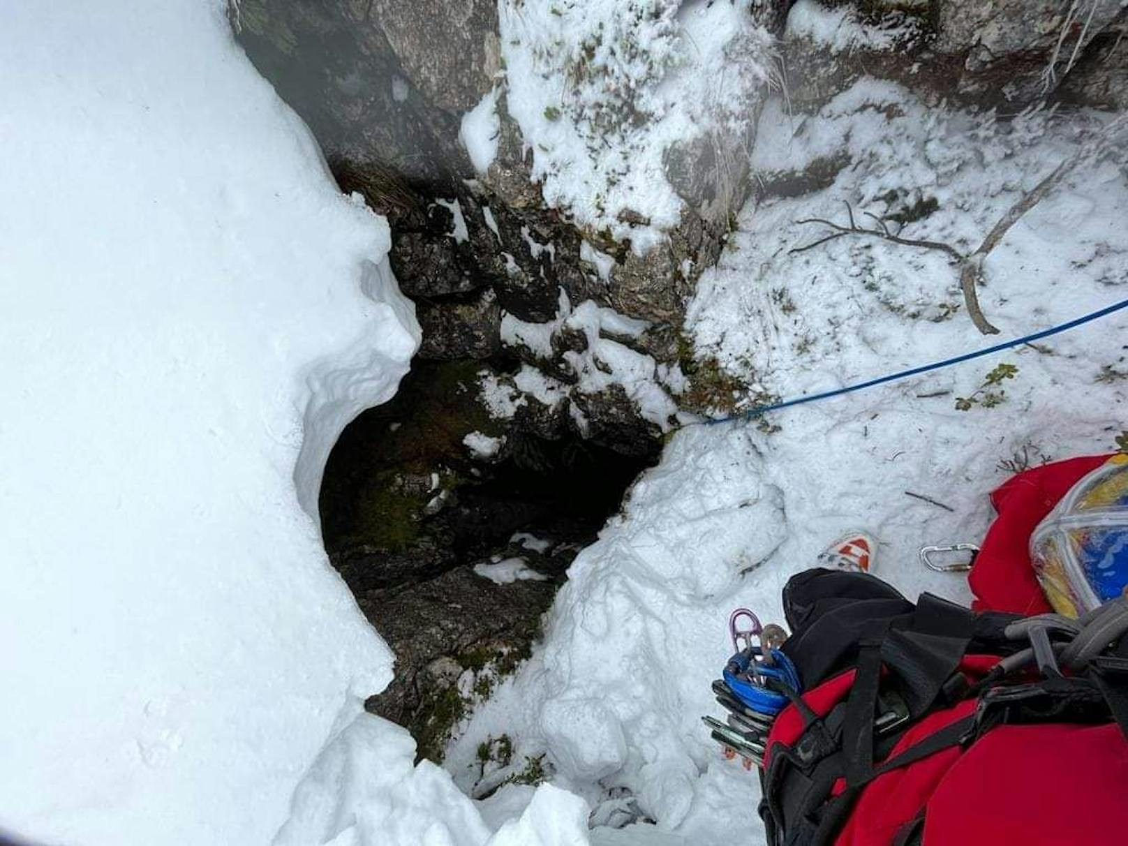Skitourengeher stürzte in acht Meter tiefes Loch.