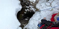 Skitourengeher stürzte in acht Meter tiefes Loch