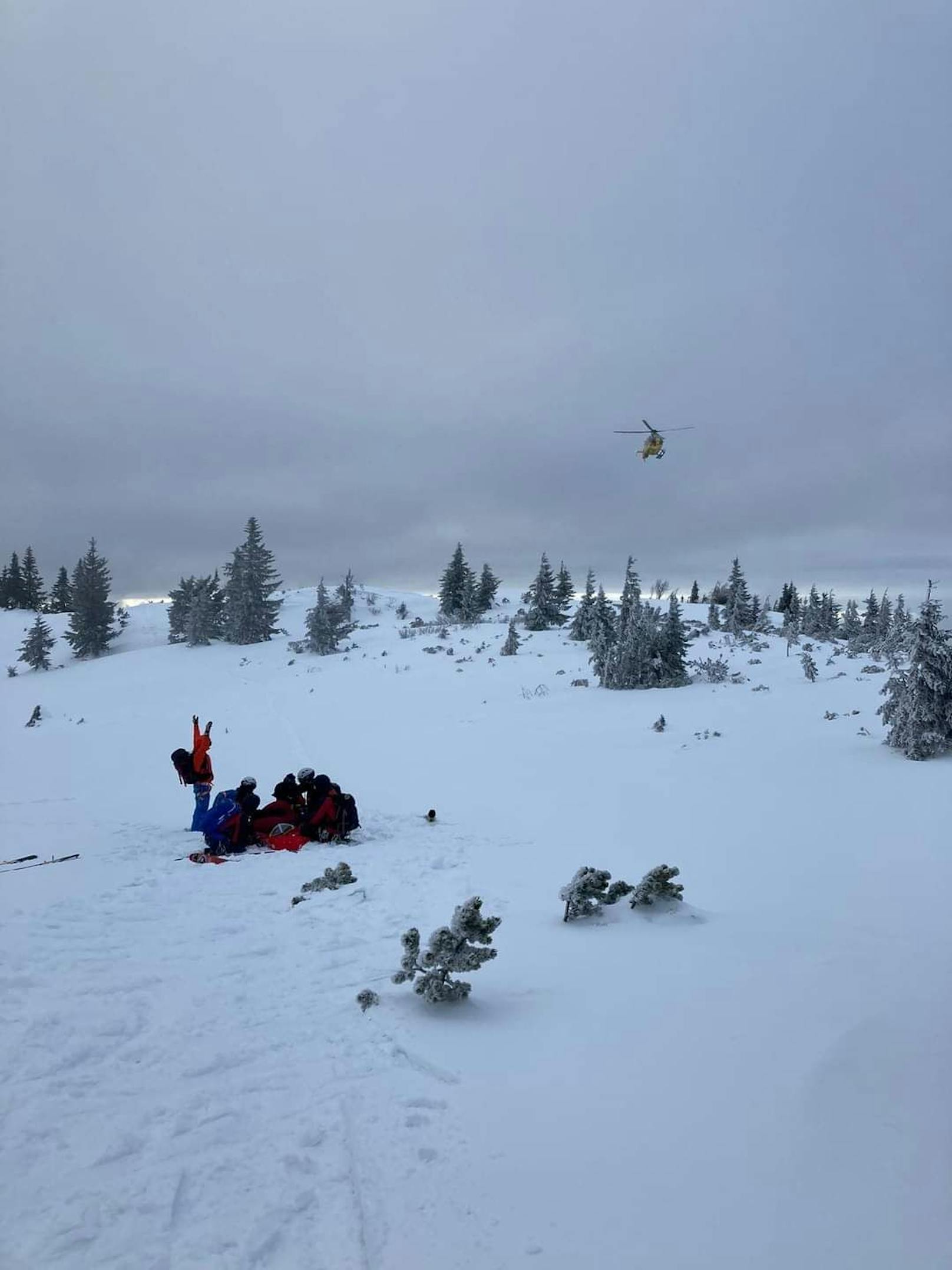 Anflug des Notarzthubschraubers.