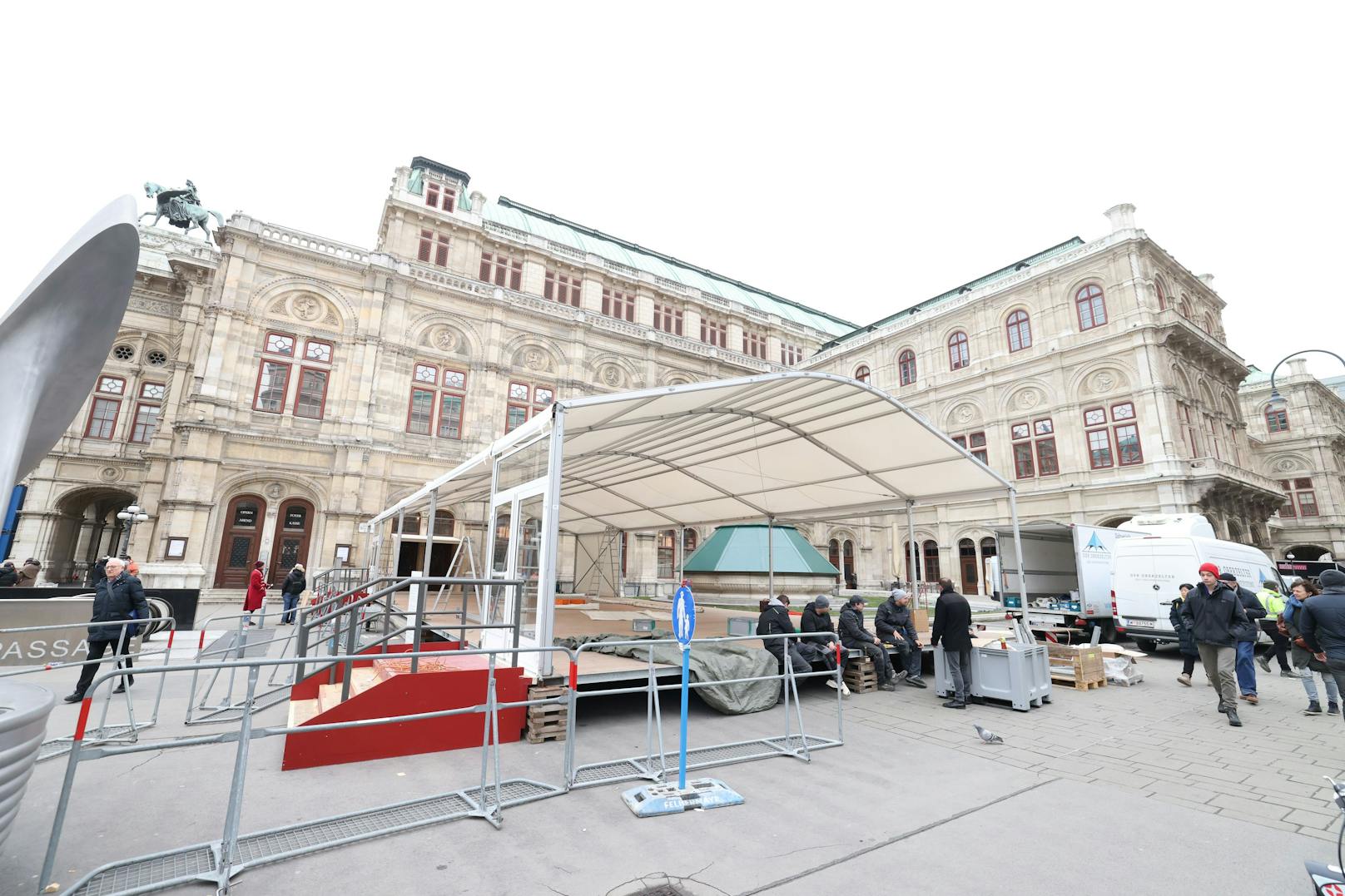 500 Arbeiter kommen beim Aufbau für den Wiener Opernball zum Einsatz.