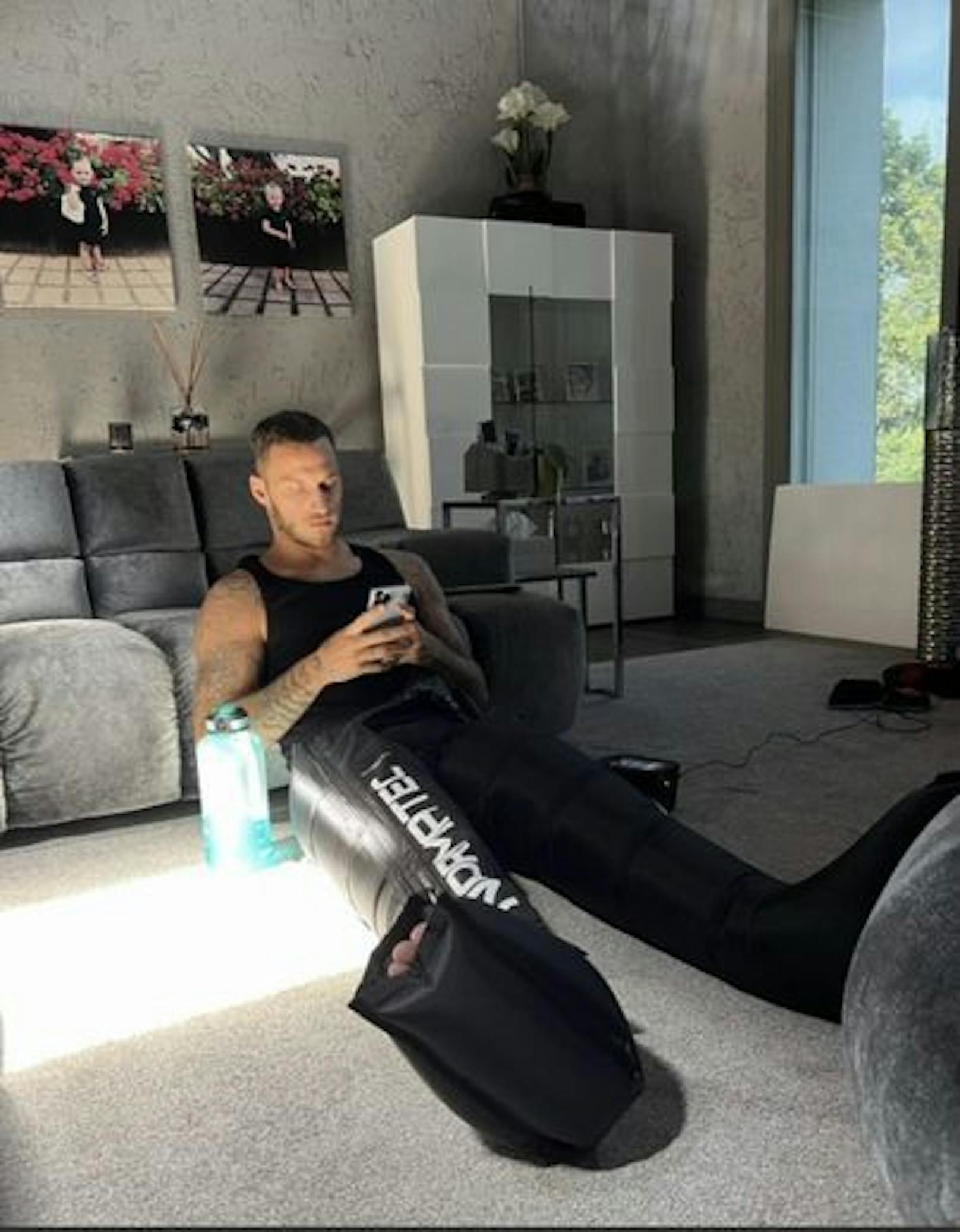 Arnautovic mit Druckmassage-Hose auf der Couch