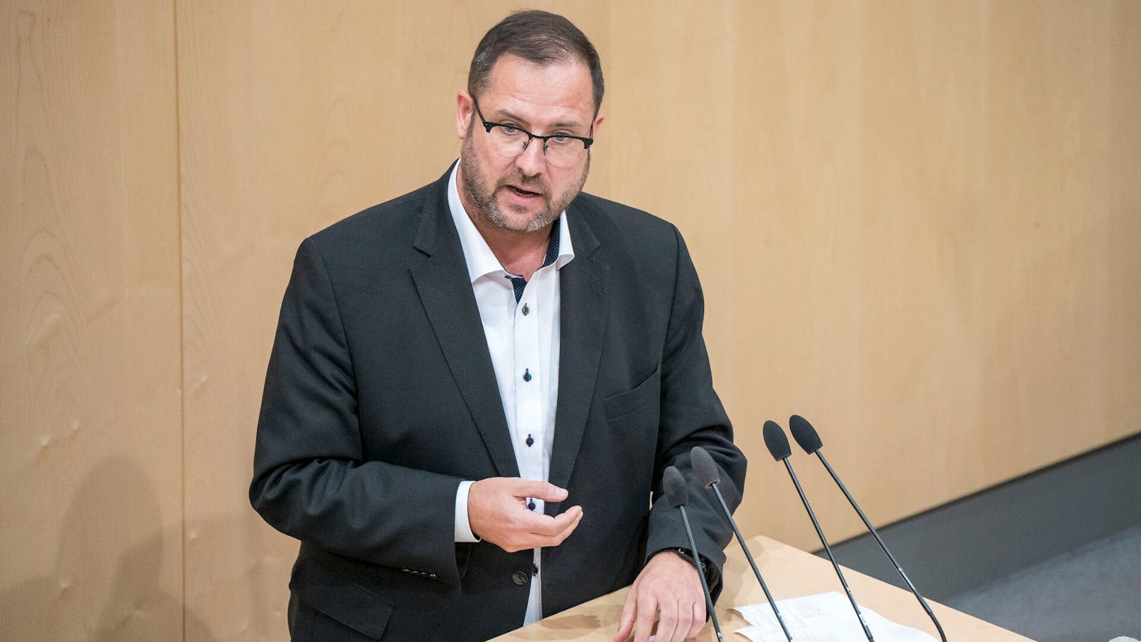 FPÖ-Generalsekretär Christian Hafenecker stellte eine parlamentarische Anfrage an Nationalratspräsident Wolfgang Sobotka.