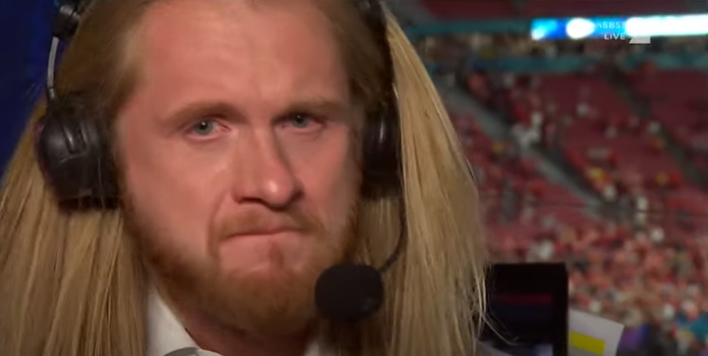 Icke kann seine Tränen nicht zurückhalten.