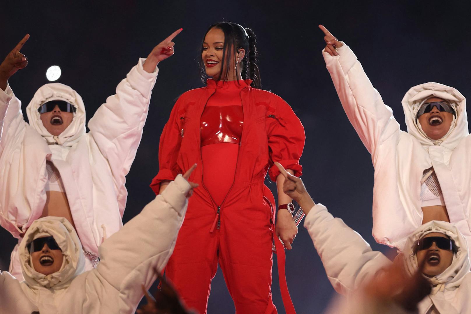 Rihanna ist zurück auf der Bühne! Mit Babybauch performte die 34-Jährige die Super-Bowl-Halbzeitshow in einem phänomenalen Outfit.