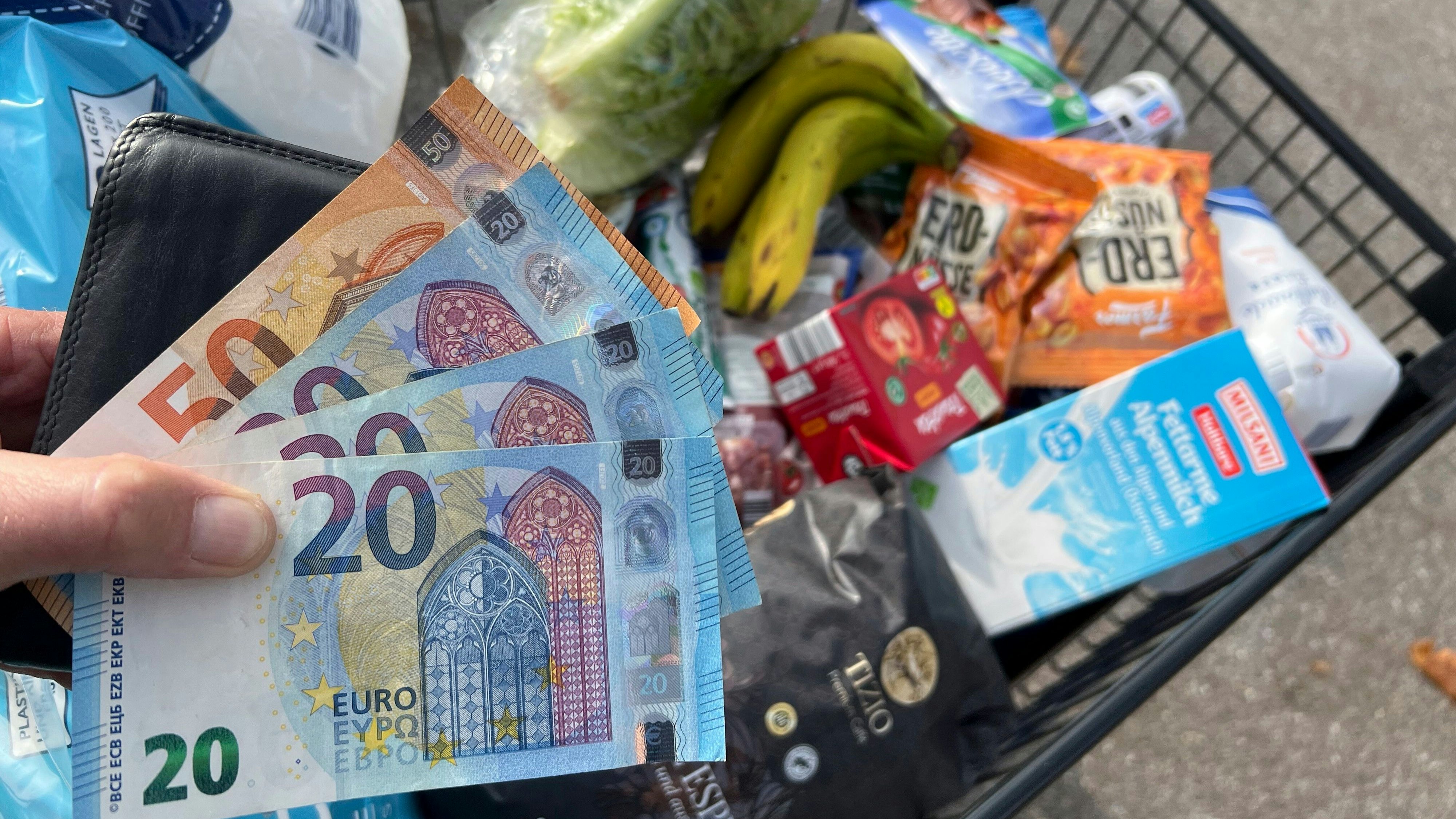 Für einen Einkauf im Supermarkt muss man oft tief in die Tasche greifen.