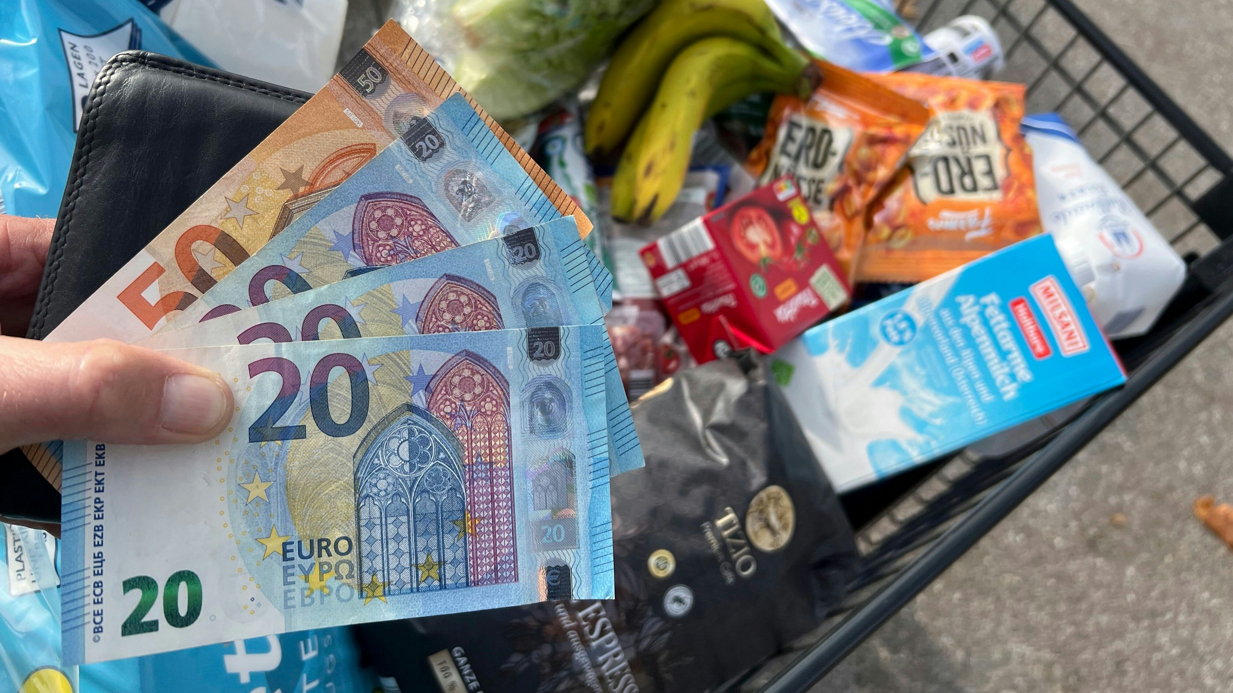 Für einen Einkauf im Supermarkt muss man oft tief in die Tasche greifen.