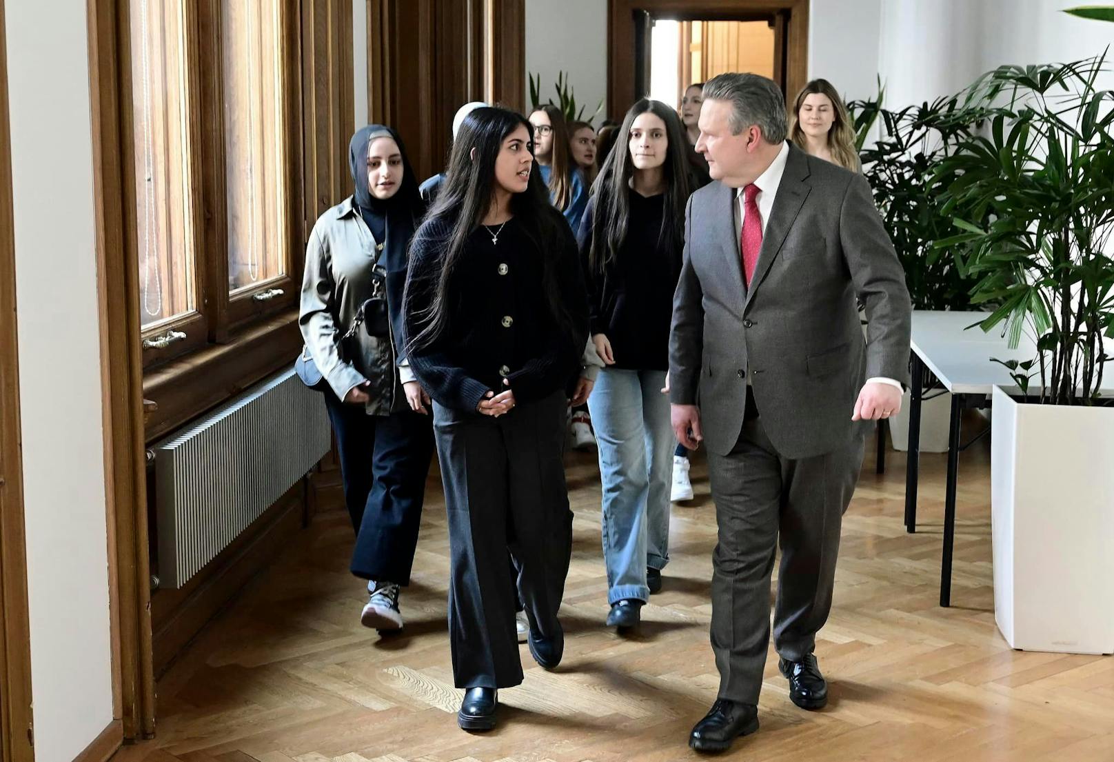 Bürgermeister Michael Ludwig hieß die Schulklasse im Rathaus herzlich willkommen.