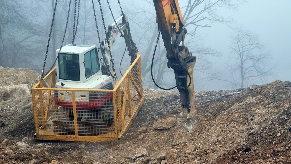 Die zwei Felsnasen an der Unglücksstelle in Steyr werden momentan beseitigt. Der Bagger wird von einem Kran gesichert. Sollte der Boden nachgeben kann der Bagger dennoch nicht abstürzen.