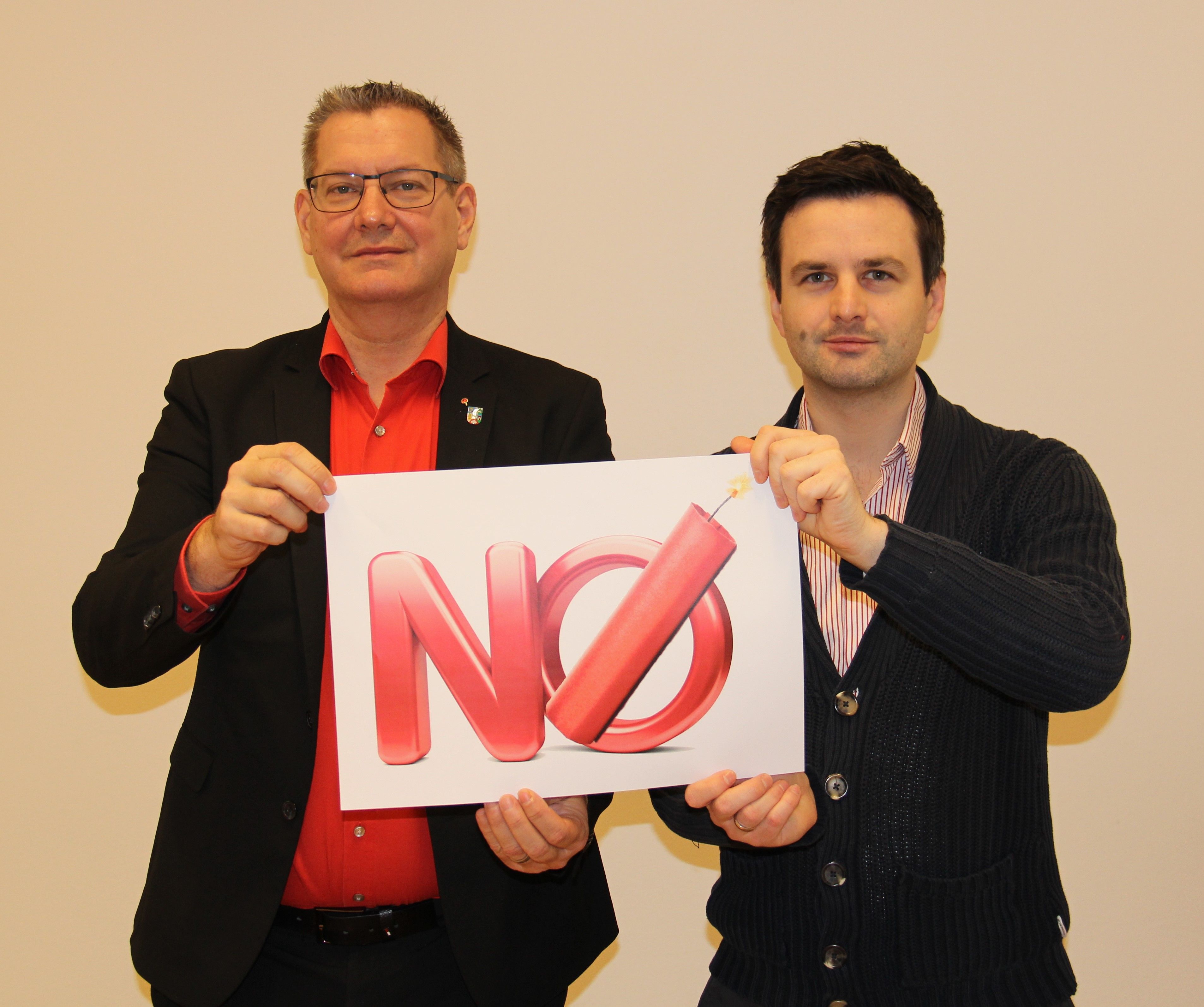 Bezirksvorsteher Georg Papai (SPÖ, l.) und Floridsdorfs SPÖ-Klubchef Bernhard Herzog stellen Außenminister Alexander Schallenberg (ÖVP) die Rute ins Fenster.