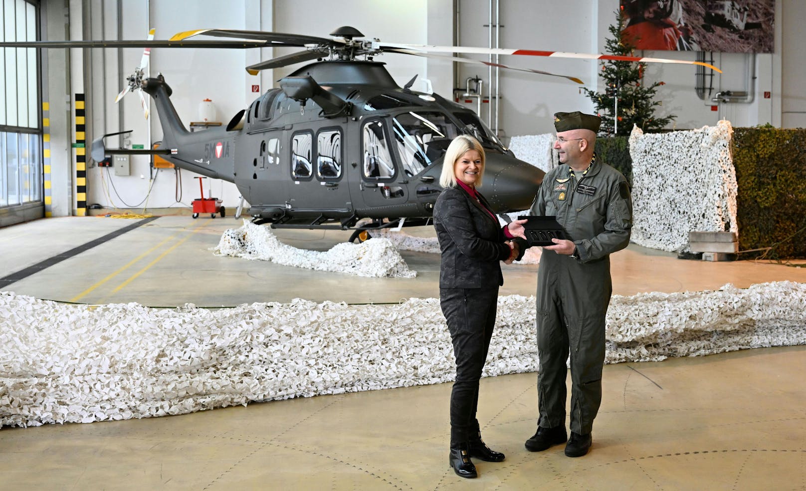 Verteidigungsministerin&nbsp; Tanner neben Gerfried Promberger anlässlich der Übergabe des ersten Mehrzweckhubschraubers "Leonardo AW169" an die Luftstreitkräfte in Langenlebarn im Dezember 2022.