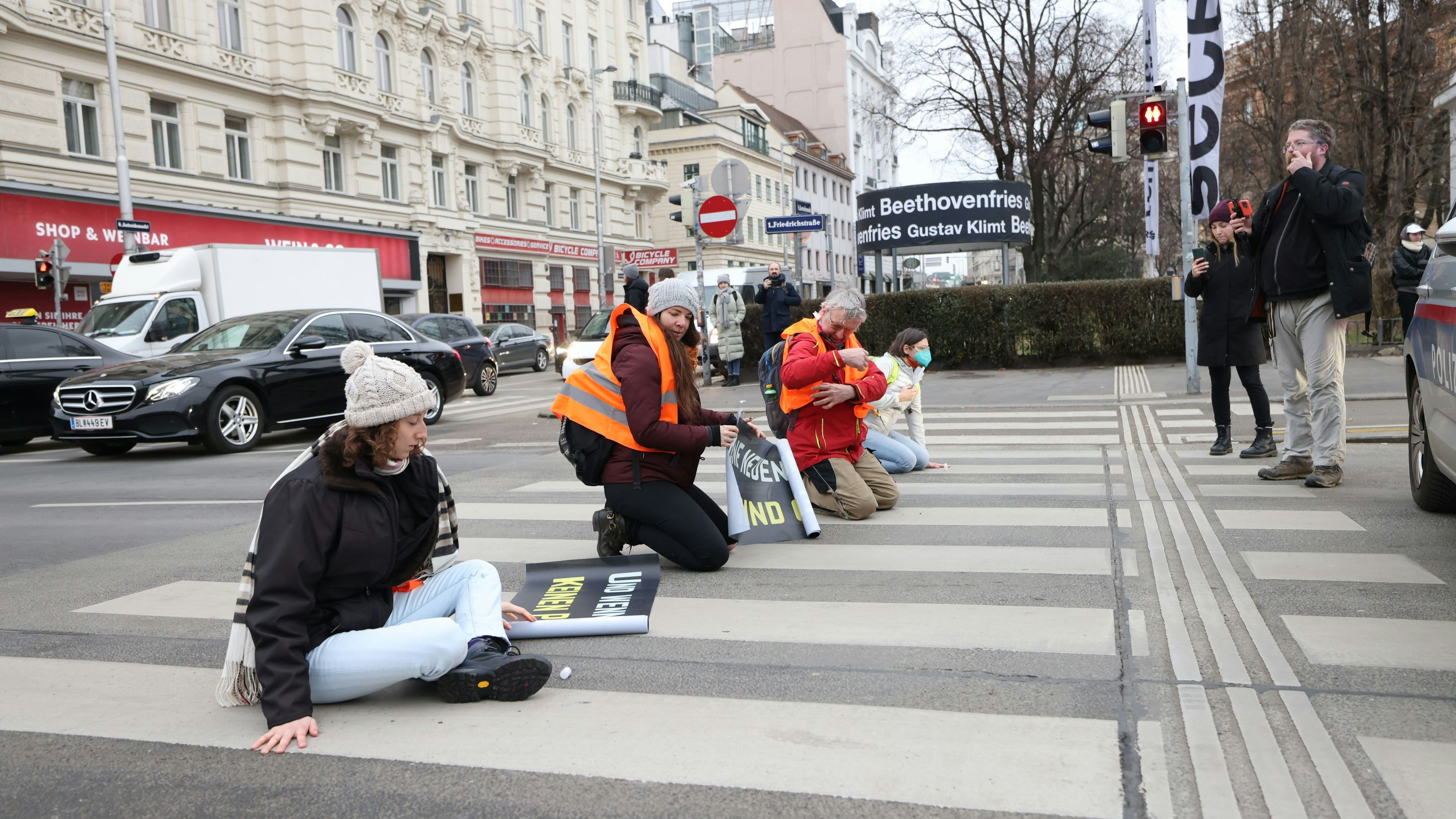 Heute.at - 10 neue Klima-Kleber für neue Protestwoche in Wien