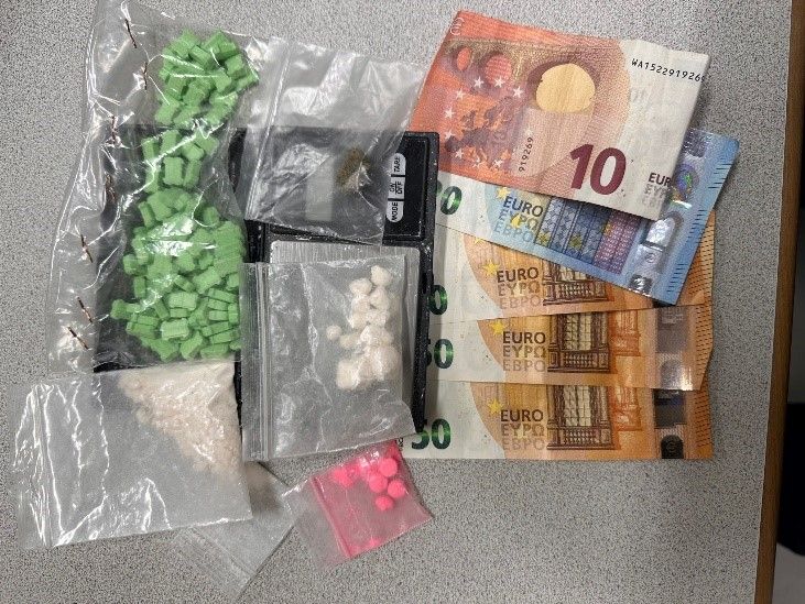 Die Polizei fand 100 Ecstasy-Tabletten, Speed, Cannabis und Bargeld im Auto.