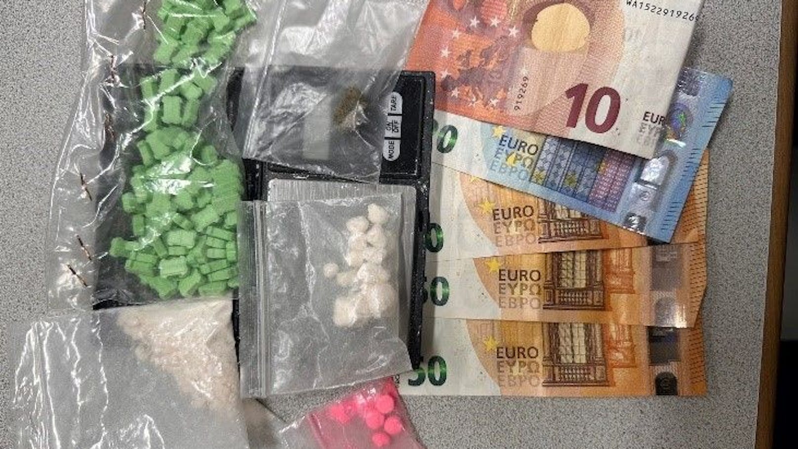 Die Polizei fand 100 Ecstasy-Tabletten, Speed, Cannabis und Bargeld im Auto.