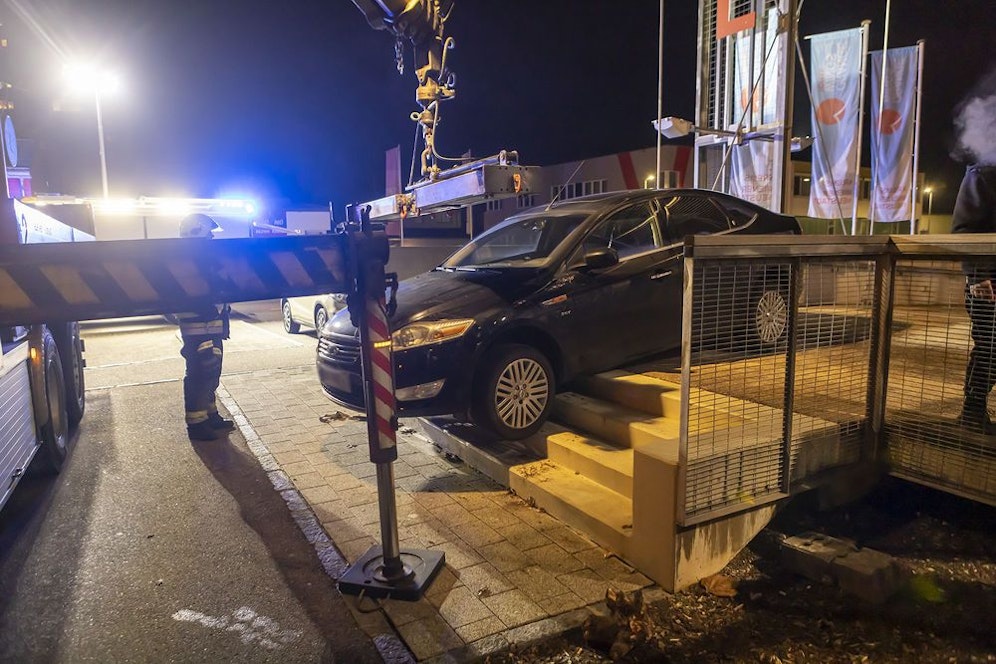 Der Pkw steckte beim Stiegenabgang fest.
