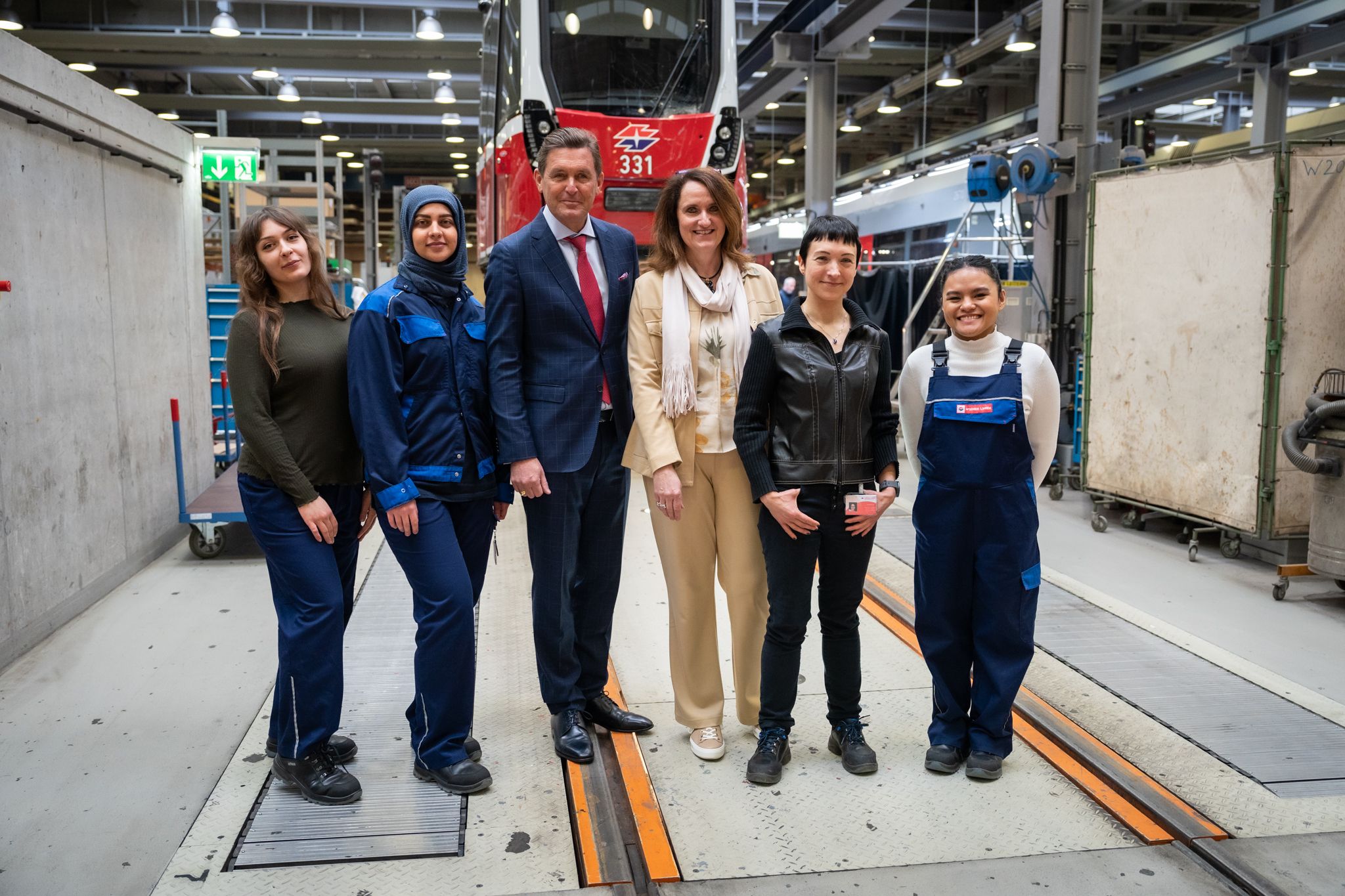 v.l.n.r.: Katharina Parisot und Sult Demir (Teilnehmerinnen des FiT-Programs), Peter Hanke (Öffi-Stadtrat), Petra Hums (Geschäftsführerin für den kaufmännischen Bereich), Helga Marksteiner (Ausbildnerin) und Heizelle Carrera (Teilnehmerin des Programms).