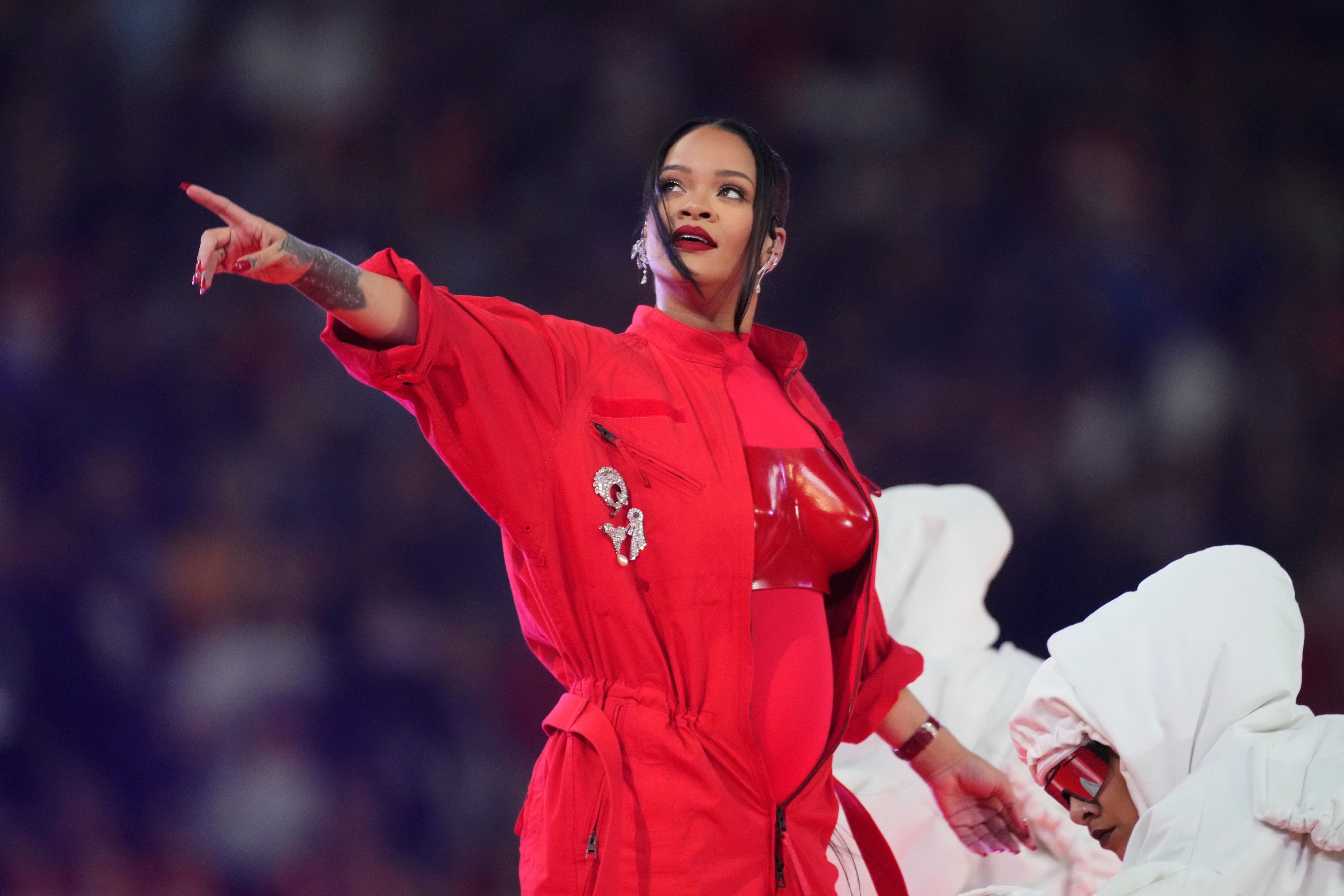 Download von www.picturedesk.com am 13.02.2023 (06:15).  Rihanna performs during the halftime show at the NFL Super Bowl 57 football game between the Kansas City Chiefs and the Philadelphia Eagles, Sunday, Feb. 12, 2023, in Glendale, Ariz. (AP Photo/Ross D. Franklin) - 20230213_PD0357 - Rechteinfo: Rights Managed (RM)