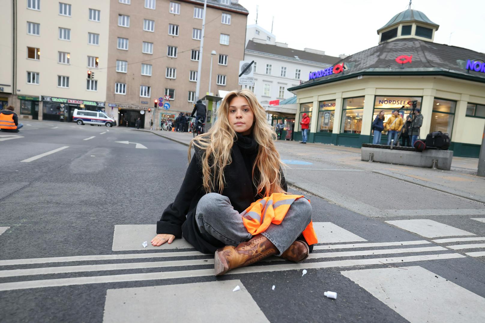 Die "Letzte Generation" sorgte am Montag für ein Verkehrs-Chaos in der Wiener Innenstadt. Eine der Aktivistinnen begeistert nun User auf Tiktok.