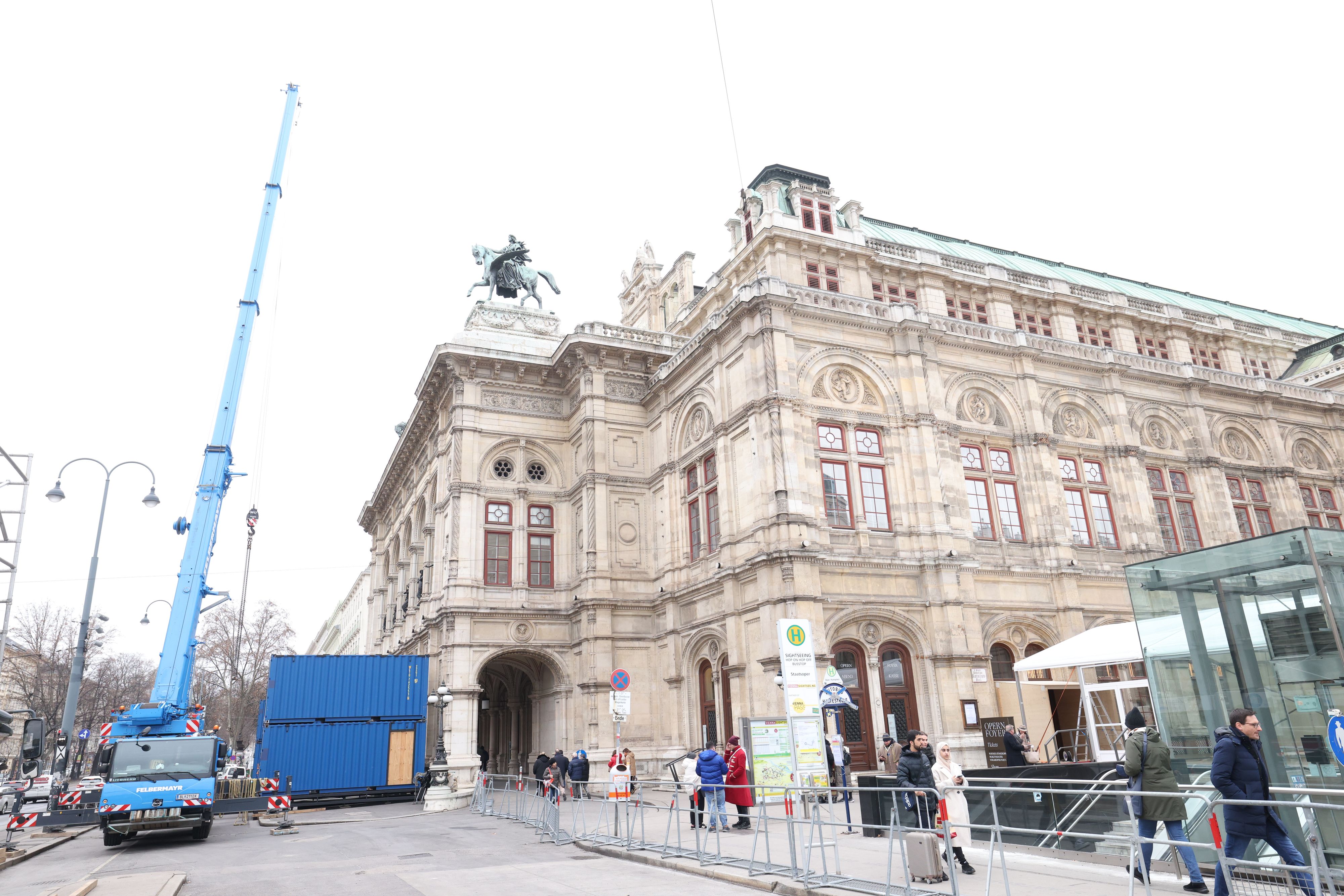 500 Arbeiter kommen beim Aufbau für den Wiener Opernball zum Einsatz.