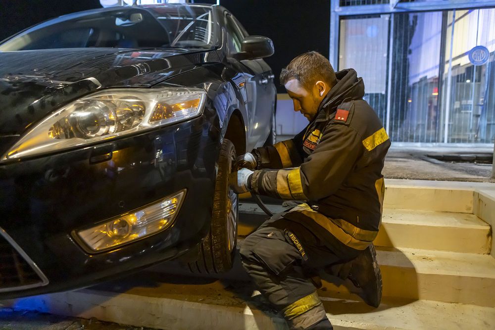 Die Feuerwehr Krems an der Donau hob den Wagen von den Stiegen.