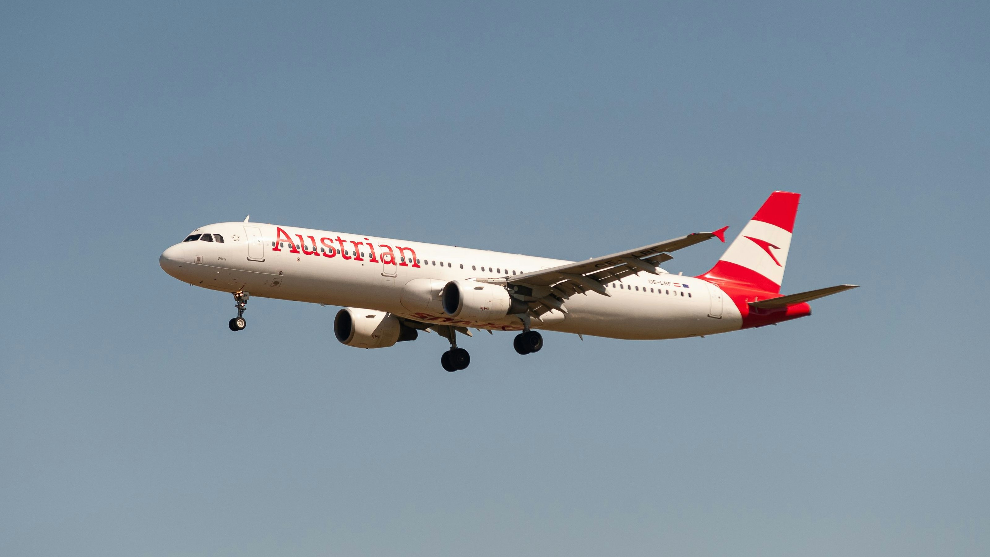 Download von www.picturedesk.com am 13.02.2023 (17:48).  18.06.2022, Berlin, Deutschland, Europa - Ein Passagierflugzeug vom Typ Airbus A321-200 der Austrian Airlines mit der Registrierung OE-LBF im Landeanflug auf den Flughafen Berlin Brandenburg BER. Austrian ist Teil der Lufthansa Group und Mitglied der Star Alliance Luftfahrtallianz, einem internationalen Netzwerk von Fluggesellschaften. 0SL220618D042CARO.JPG [MODEL RELEASE: NOT APPLICABLE, PROPERTY RELEASE: NO (c) caro images / Olaf Schuelke - 20220618_PD21660 - Rechteinfo: Rights Managed (RM)