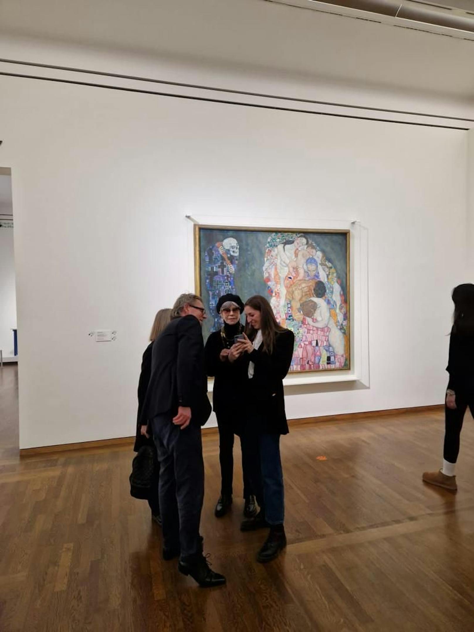 Bei dem Gemälde handelt es sich um "Tod und Leben" von Gustav Klimt.