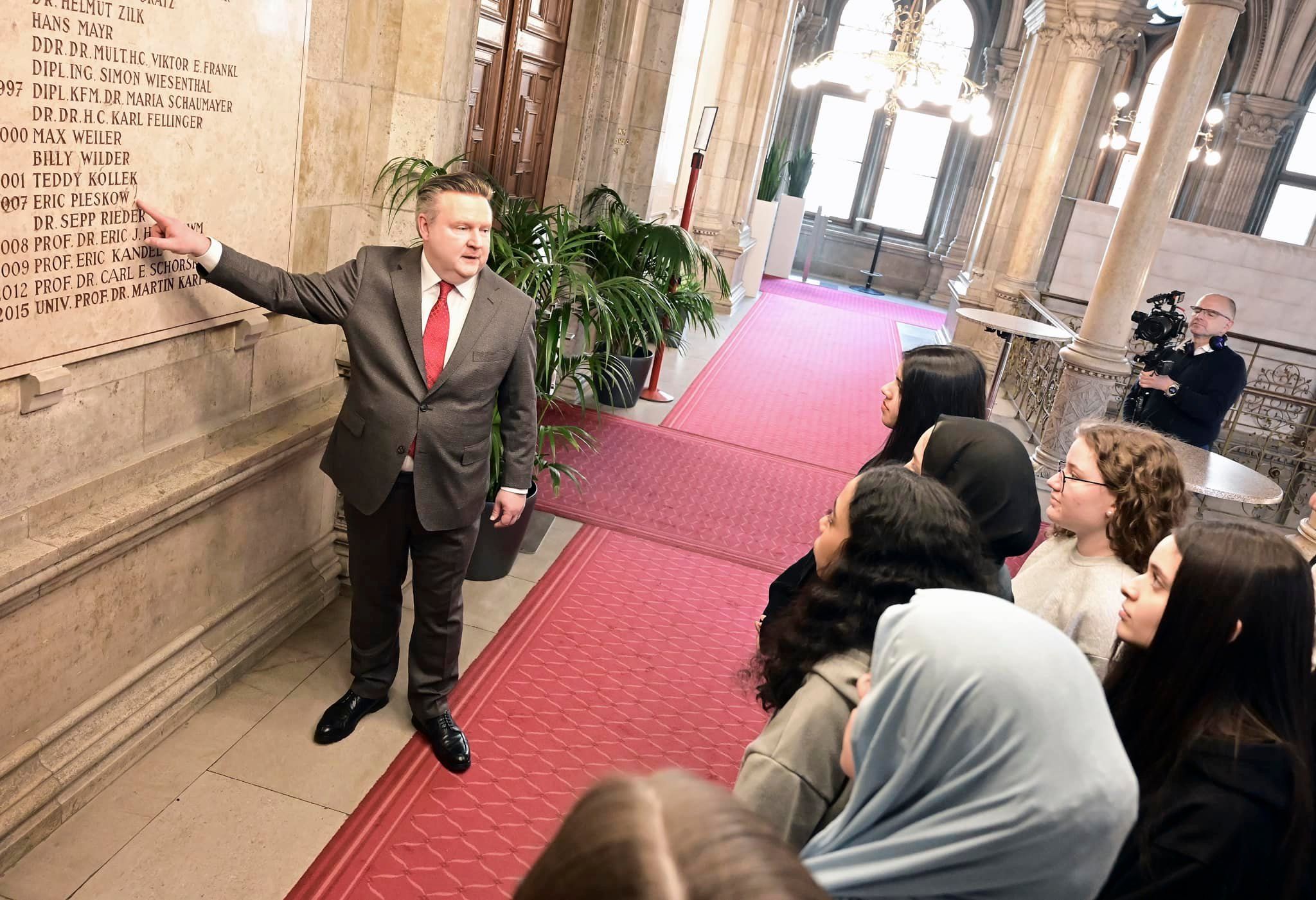 Bürgermeister Ludwig führte die Favoritener Schulklasse nach dem Waldhäusl-Sager durchs Rathaus.