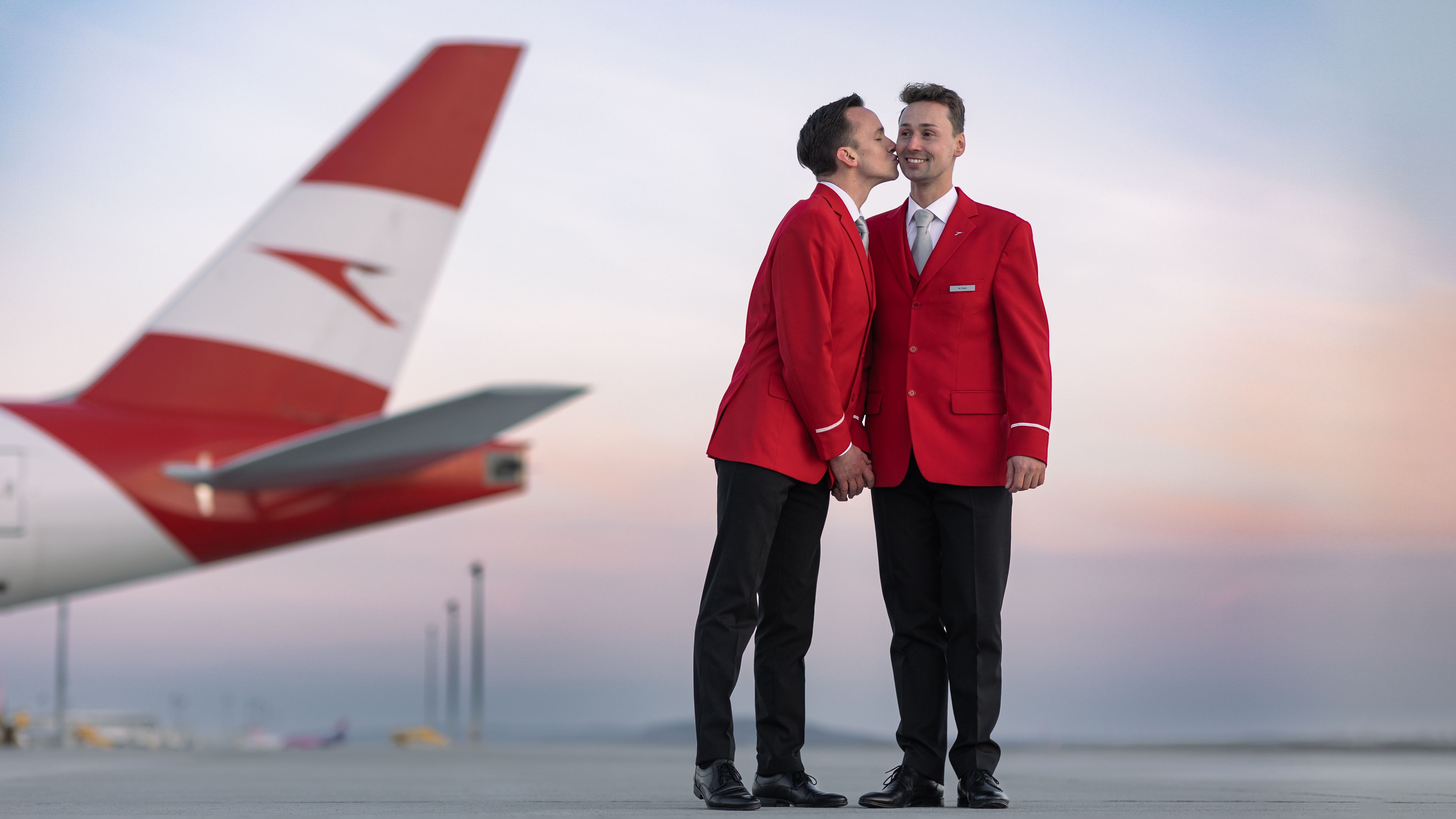 Die beiden Flugbegleiter sind sowohl privat, als auch beruflich ein Traumpaar.