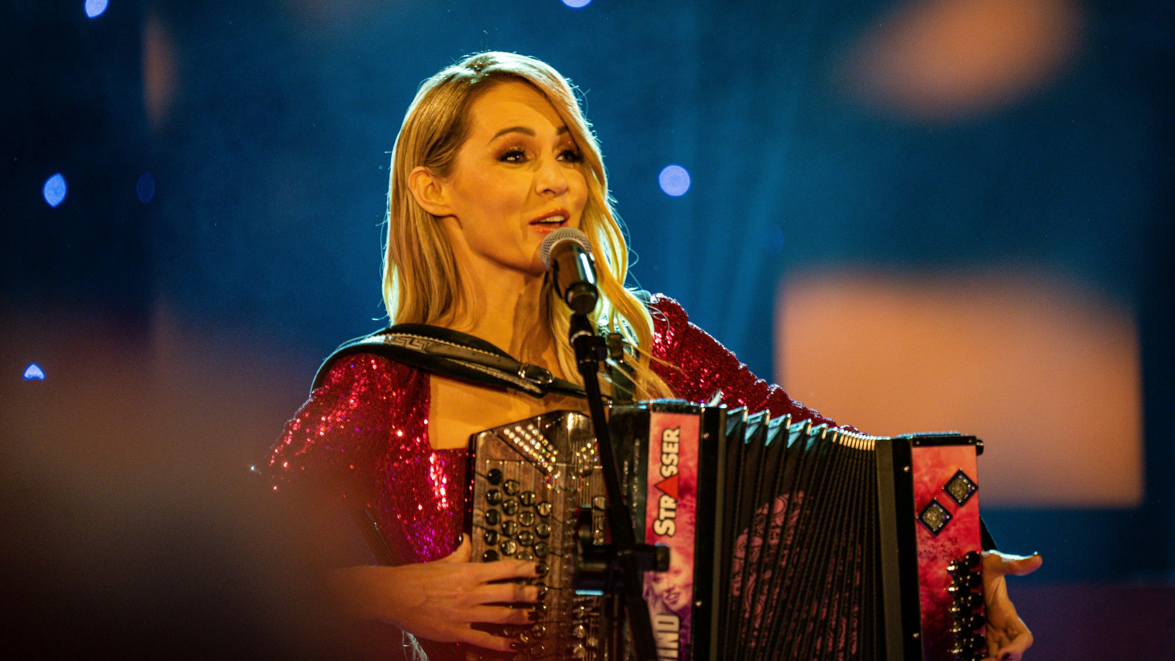 Unter dem Motto "Gay is schee" lud die großartige Jutta P. zur "etwas anderen" Faschingssitzung ein: queer, bunt, vielfältig und mit jeder Menge guter Laune, tollem Showprogramm – und Melissa Naschenweng