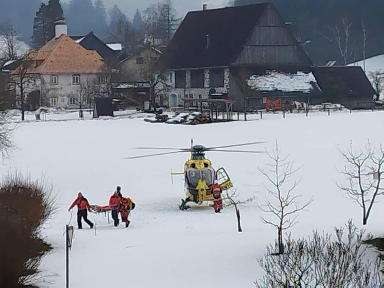 Skitourengeher stürzte in acht Meter tiefes Loch: Rettungsaktion läuft.