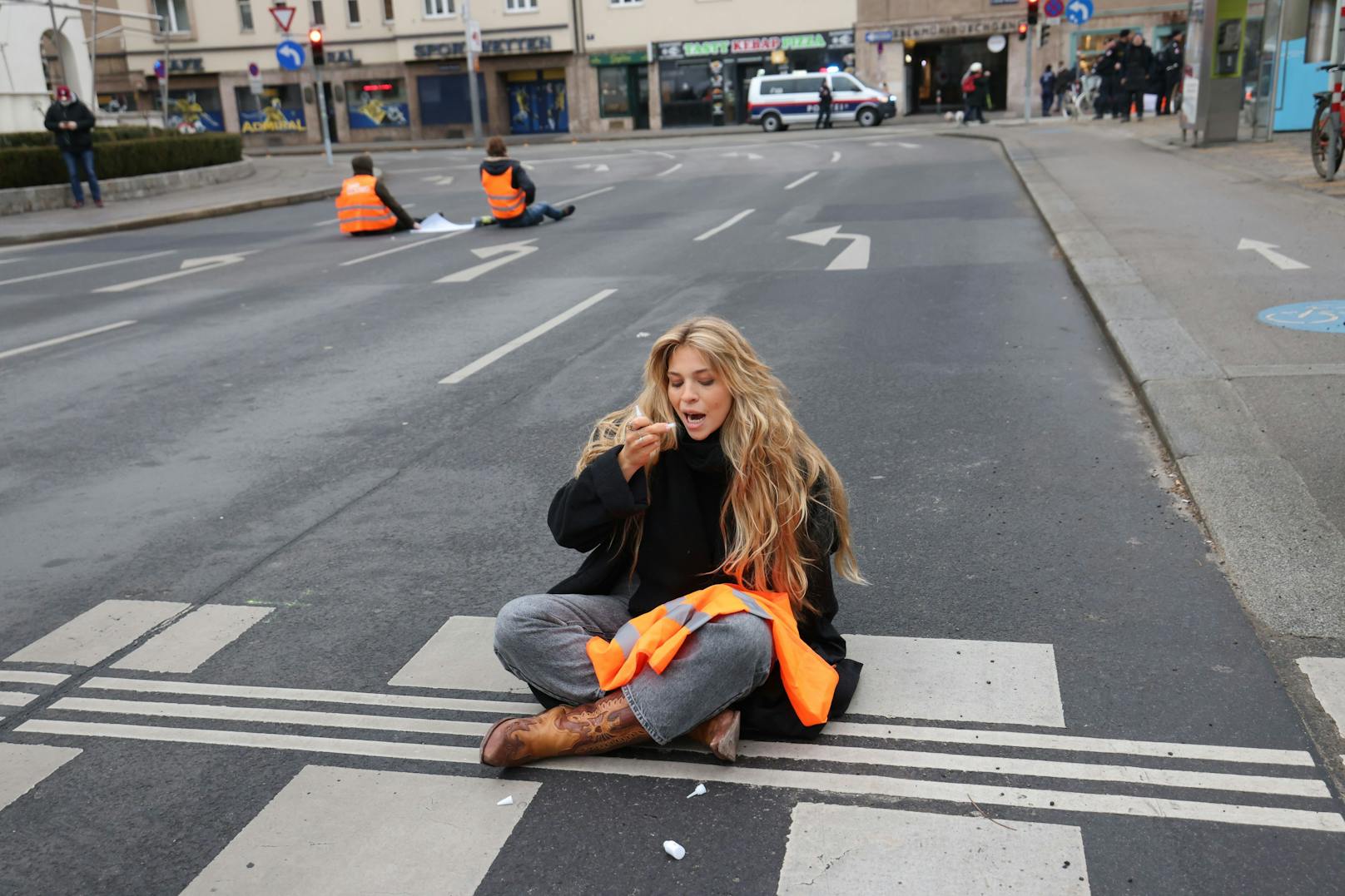 Die "Letzte Generation" sorgte am Montag für ein Verkehrs-Chaos in der Wiener Innenstadt. Eine der Aktivistinnen begeistert nun User auf Tiktok.