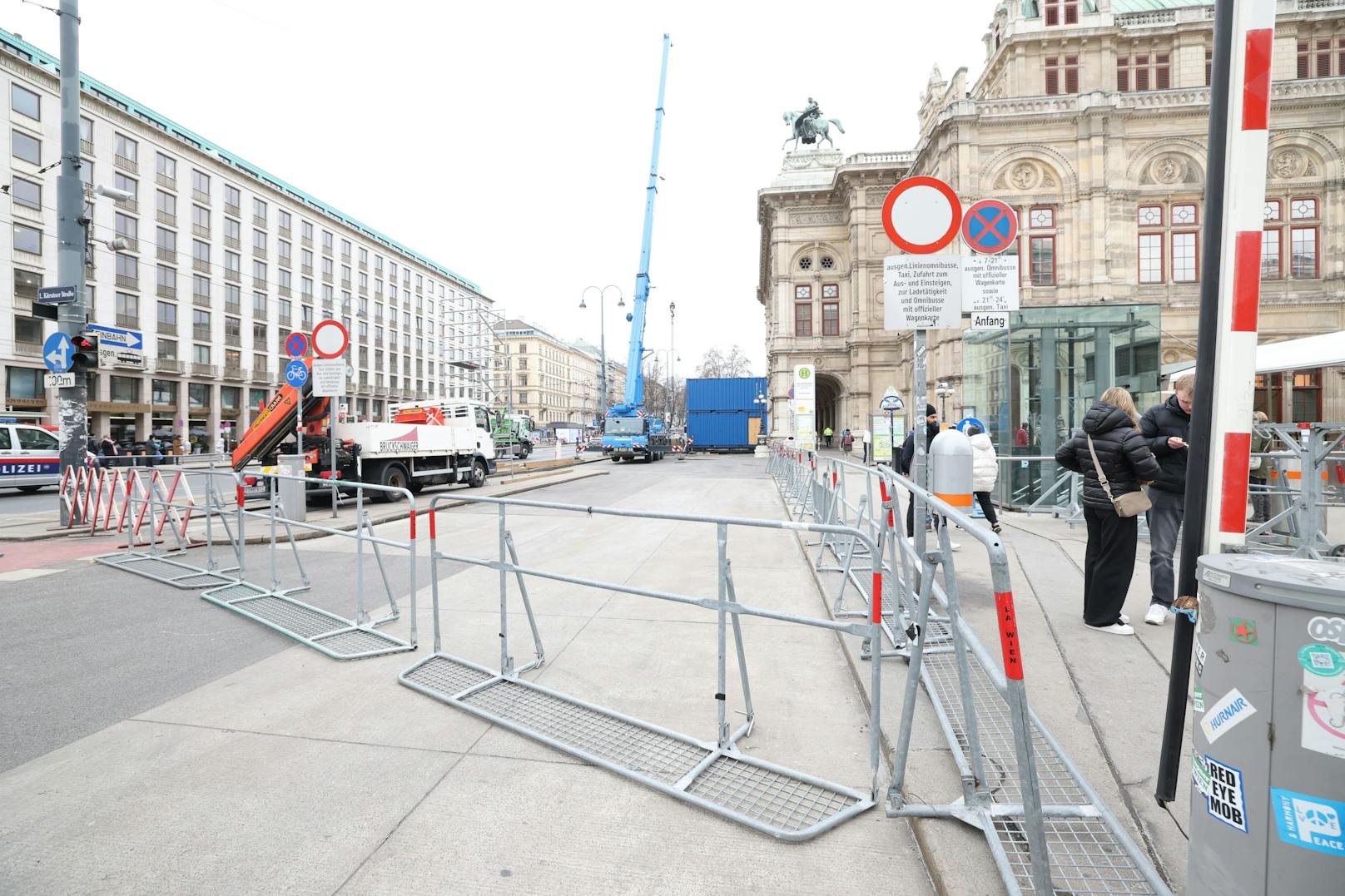 500 Arbeiter kommen beim Aufbau für den Wiener Opernball zum Einsatz.
