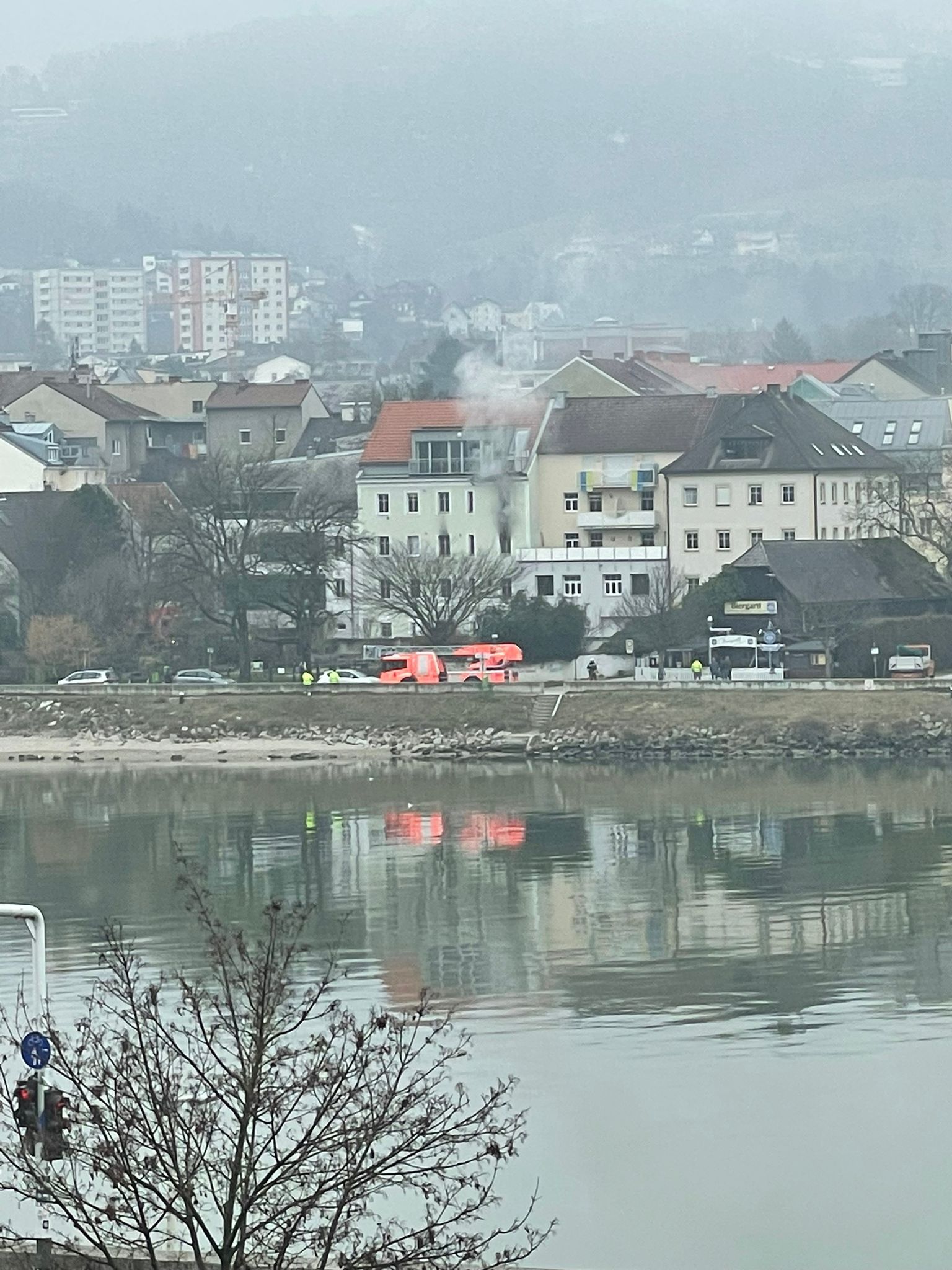 In Linz-Urfahr hat es am Montagvormittag gebrannt. Die Rauchsäule war in der ganzen Innenstadt zu sehen.