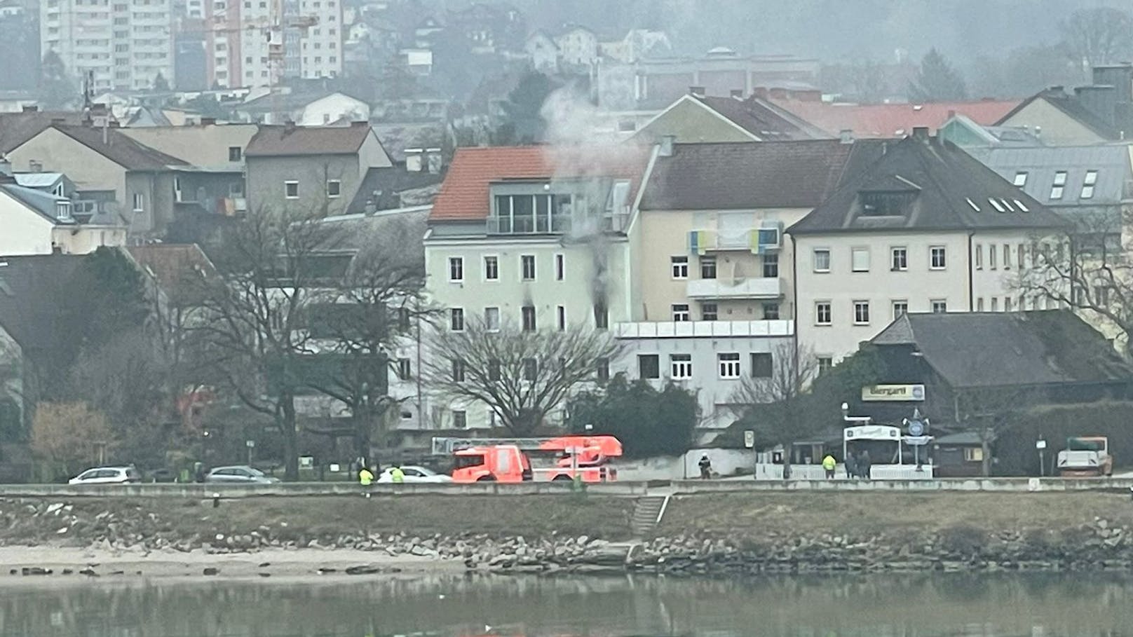 In Linz-Urfahr hat es am Montagvormittag gebrannt. Die Rauchsäule war in der ganzen Innenstadt zu sehen.
