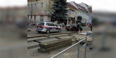 Öffi-Chaos, weil VW-Lenker Bim-Baustelle in Wien übersah