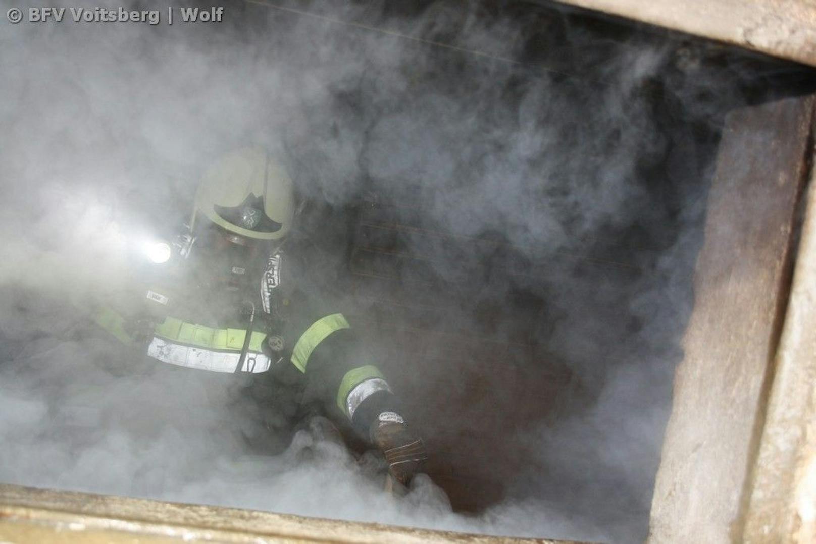 Feuerwehrmann mit Atemschutz bei dem Keller-Brand in Hochgößnitz, Maria Lankowitz.
