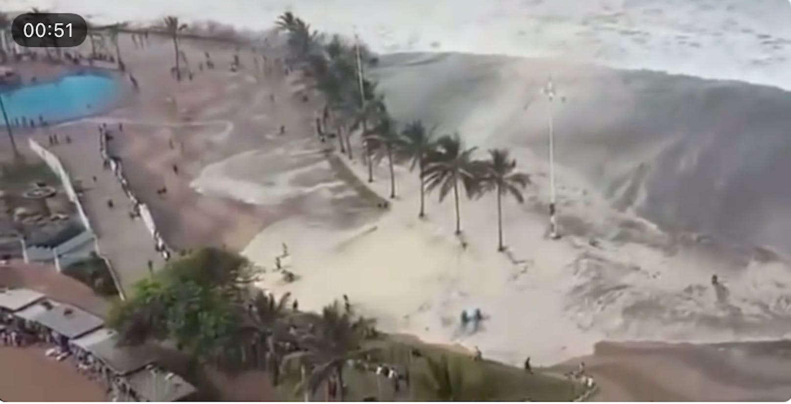 Auch ein Video, aus dem dieser Screenshot stammt, wurde aus dem Zusammenhang gerissen. Angeblich zeigt es einen Tsunami in der Türkei, der durch die Erdbeben ausgelöst wurde. Doch das Video stammt aus dem Jahr 2017 und zeigt vom Wind hochgepeitschte Wellen im südafrikanischen Durban.