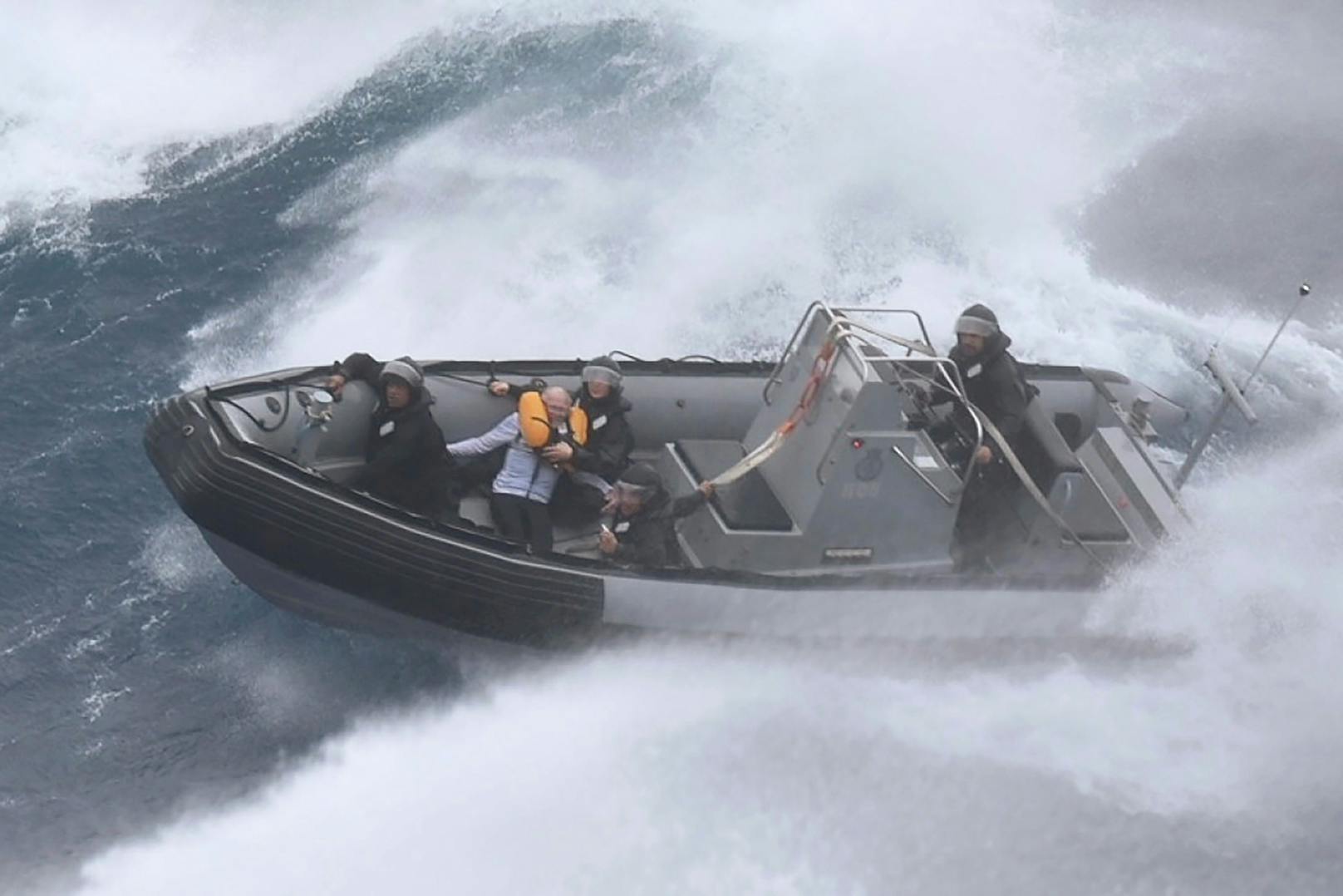 Ein Segler musste von Einsatzkräften gerettet werden, nachdem seine Yacht im Hauraki-Golf vor der neuseeländischen Nordinsel gekentert war.