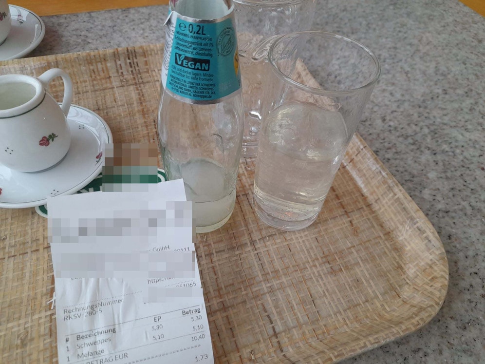 An einer Autobahnraststätte an der A1 in NÖ zahlt man für eine Melange mehr als 5 Euro, für 0,2 Liter Schweppes ebenfalls.