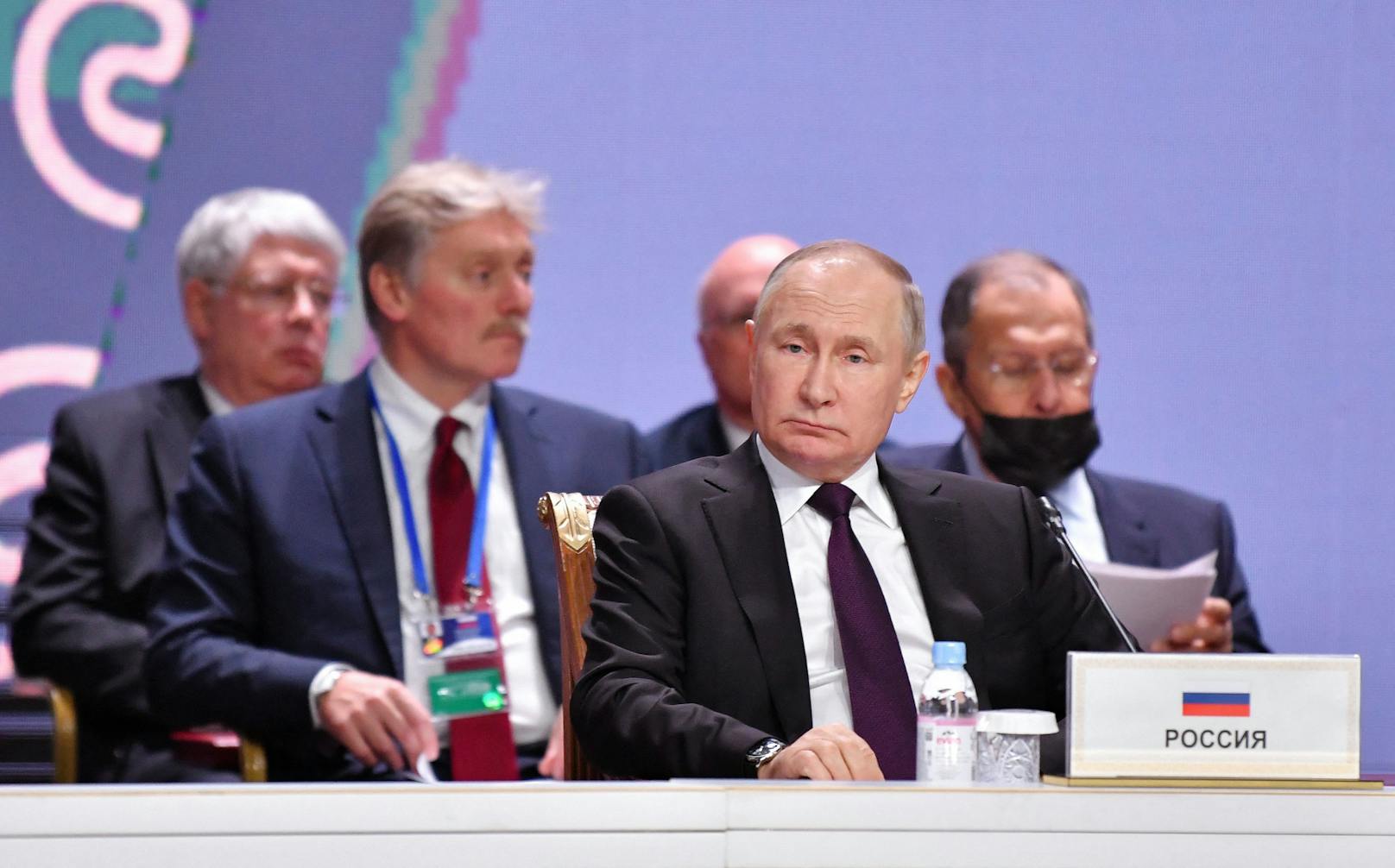 Die russische Delegation – Präsident Wladimir Putin im Vordergrund, links von ihm Kreml-Sprecher Dmitri Peskow und rechts von im Außenminister Sergej Lawrow – im Rahmen eines Gipfels in der kasachischen Hauptstadt Astana.