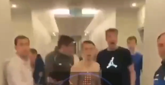 Zwei Mannschaften gehen im Hotelgang aufeinander los.