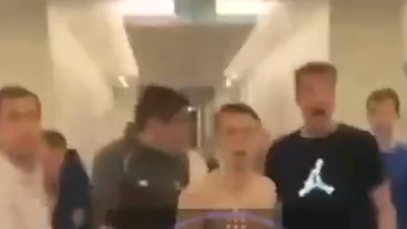 Zwei Mannschaften gehen im Hotelgang aufeinander los.