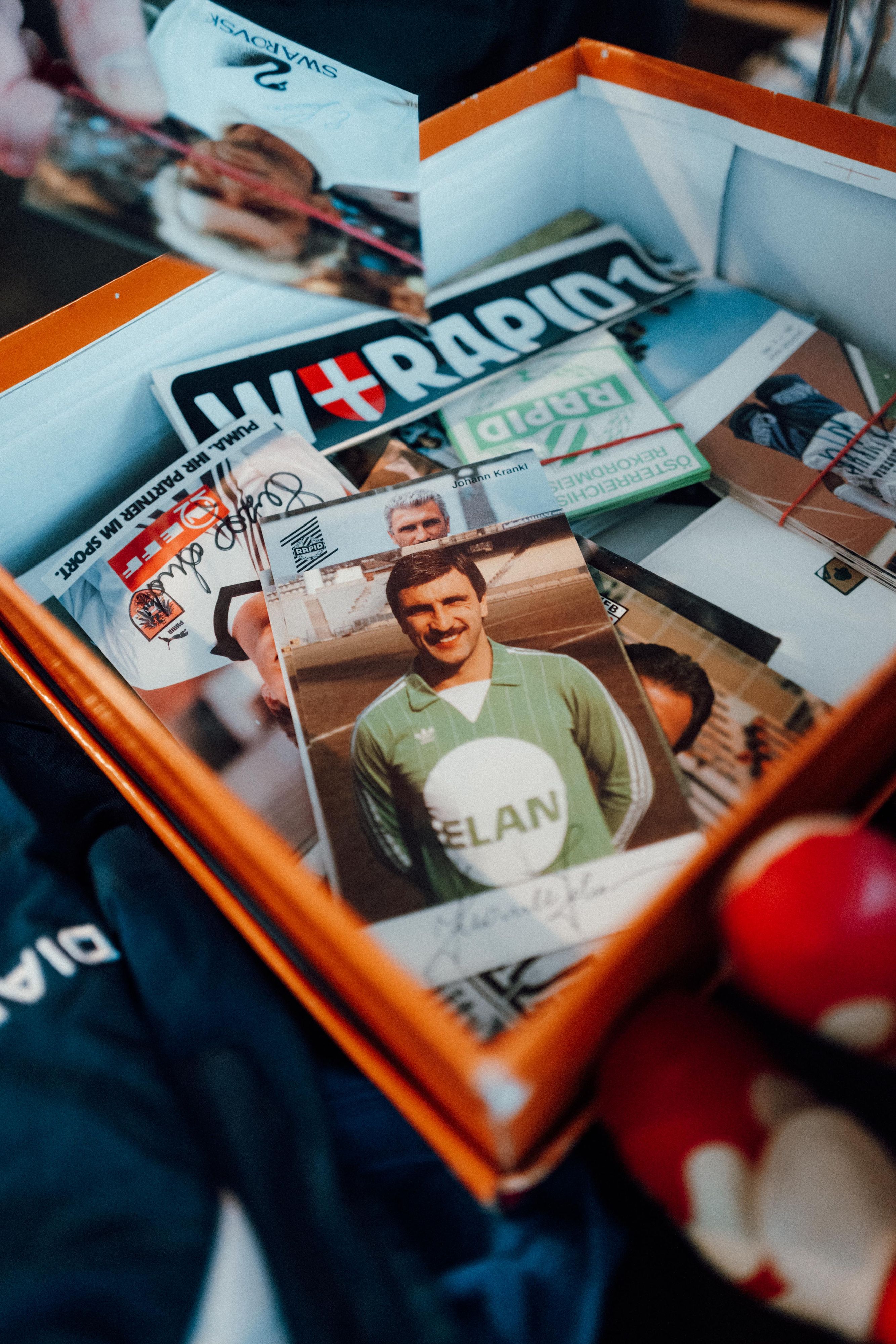 Hans Krankl in jüngeren Jahren auf einer Rapid-Autogrammkarte