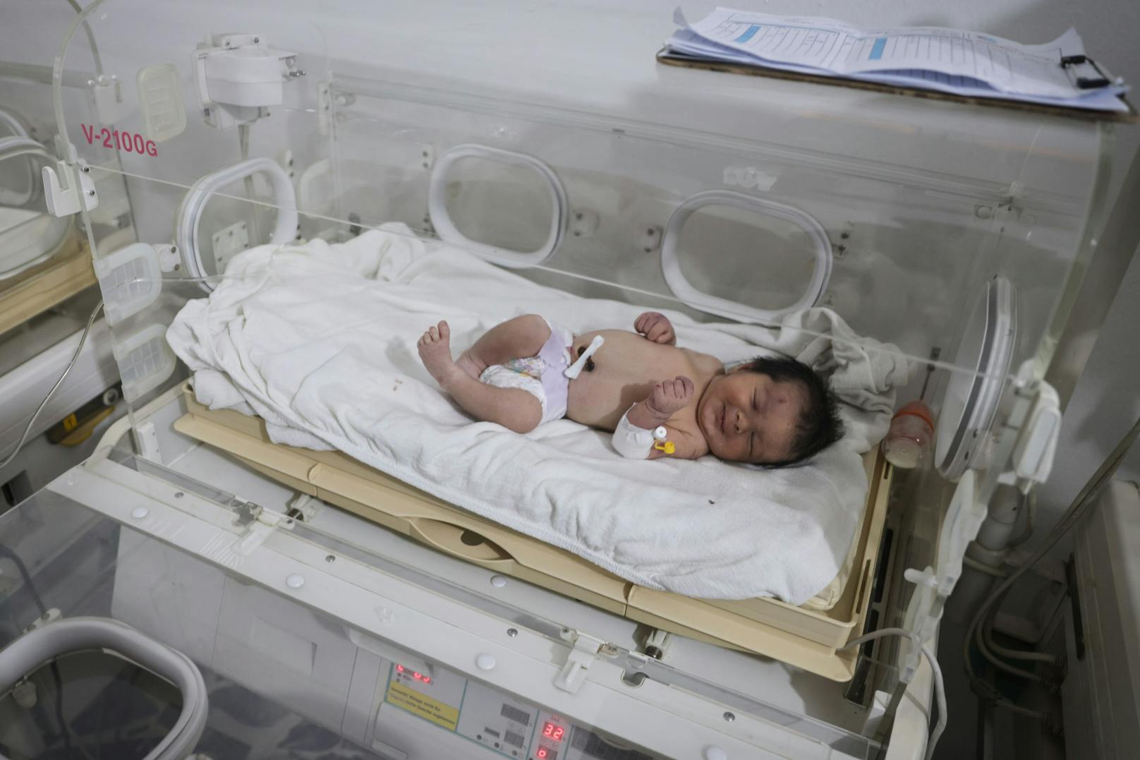 Das Baby kam unter den Erdbeben-Trümmern zur Welt.