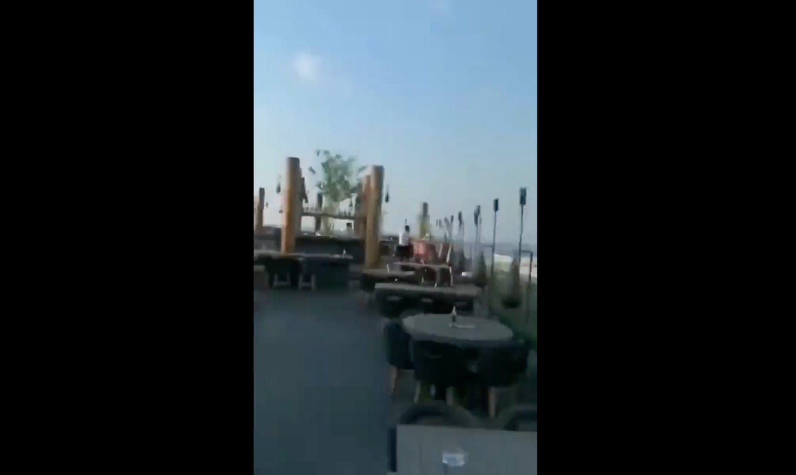 Diese Terrasse sieht man in dem Video, das derzeit fälschlicherweise mit dem Erdbeben im türkisch-syrischen Grenzgebiet in Zusammenhang gebracht wird.