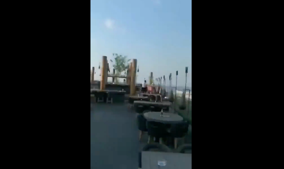 Diese Terrasse sieht man in dem Video, das derzeit fälschlicherweise mit dem Erdbeben im türkisch-syrischen Grenzgebiet in Zusammenhang gebracht wird.  