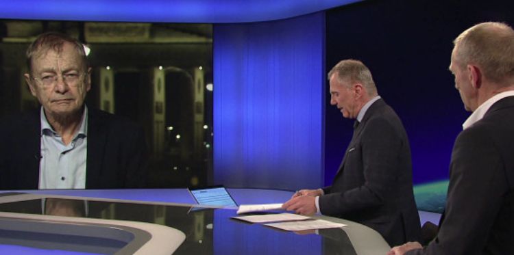 Zwei Experten, zwei Positionen – und viel Moderationsarbeit für Armin Wolf.